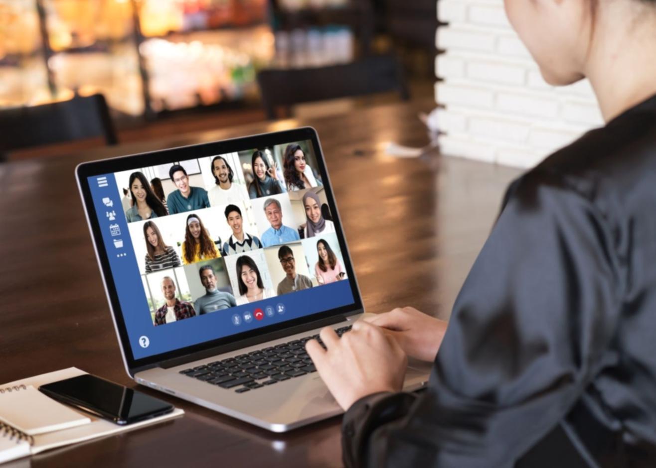 Συνεργασία σε πραγματικό χώρο εργασίας με επαγγελματίες που σχεδιάζουν εκπαιδευτικά προγράμματα