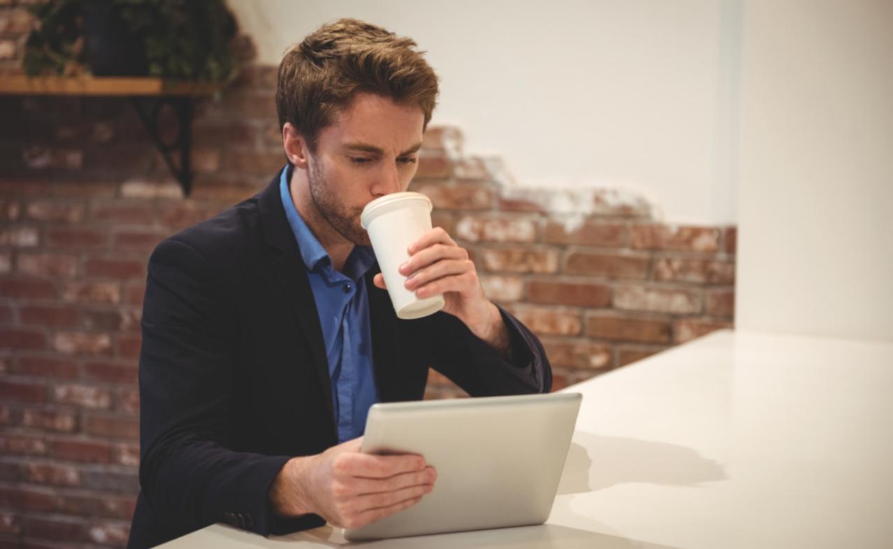 Συμμετέχοντες σε ζωντανή συνεδρία εκπαίδευσης χρηματοοικονομικών